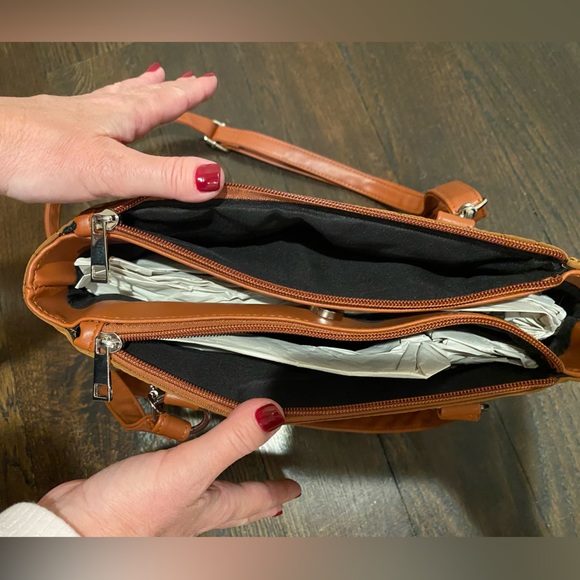 Circle quilter hobo bag with front and back zip pockets - Picture 3 of 5